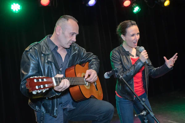 Casal de músicos tocando em um concerto juntos — Fotografia de Stock