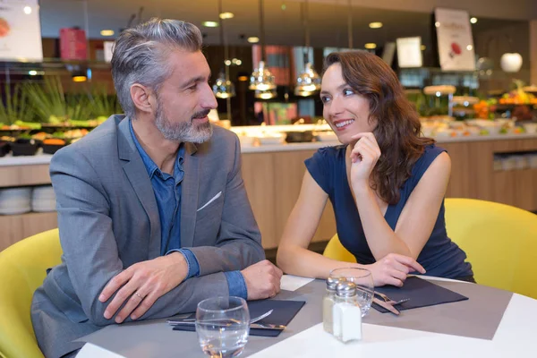 Ευτυχισμένο ζευγάρι στο εστιατόριο κοιτάζοντας κάθε άλλο — Φωτογραφία Αρχείου