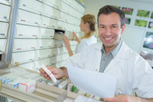 Pharmacien présentant des médicaments de gamme — Photo