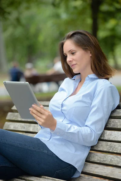 Retrato de jovem bela mulher sorridente com tablet ao ar livre — Fotografia de Stock