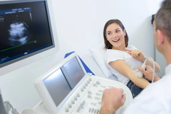 Zwangere vrouw controleren haar echografie — Stockfoto