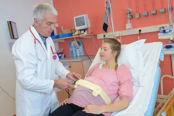 Médico que mide la barriga de la mujer embarazada en el hospital — Foto de Stock