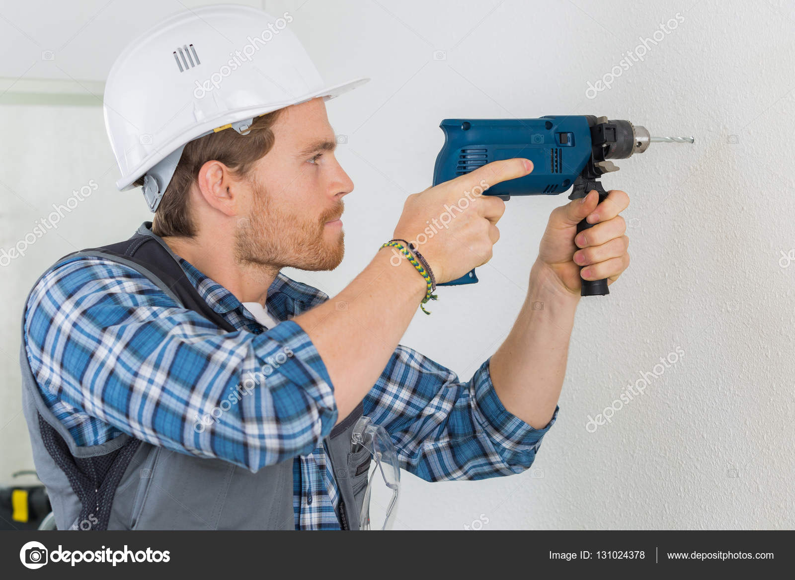 To drill. мужчина делает ремонт. сверло для стен. Parkside инструмент перфоратор. строитель с перфоратором.