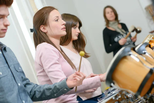 Groupe d'étudiants dans une classe — Photo