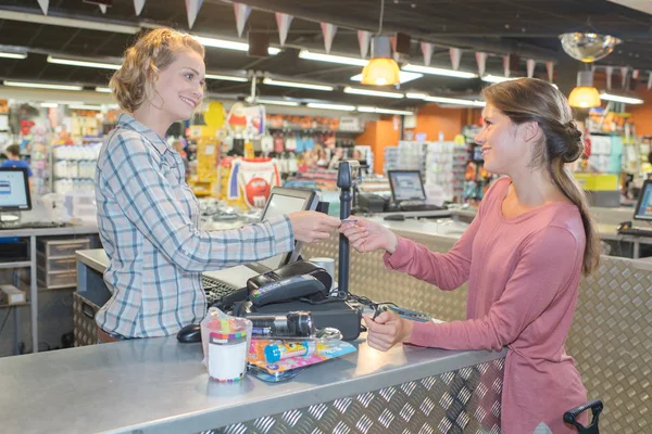 Cliente pagando por las compras en el supermercado Checkout —  Fotos de Stock