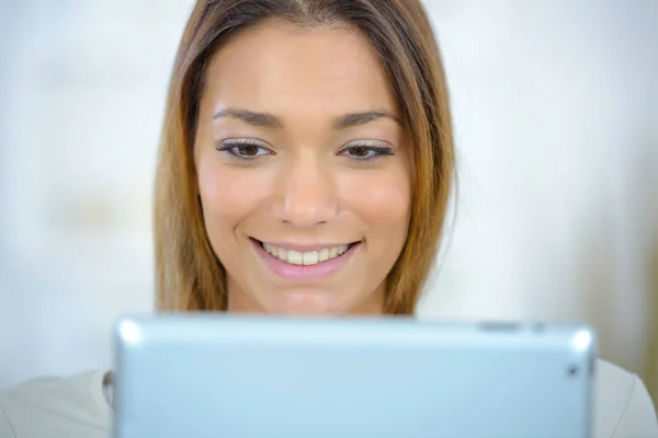 Mulher feliz com tablet — Fotografia de Stock