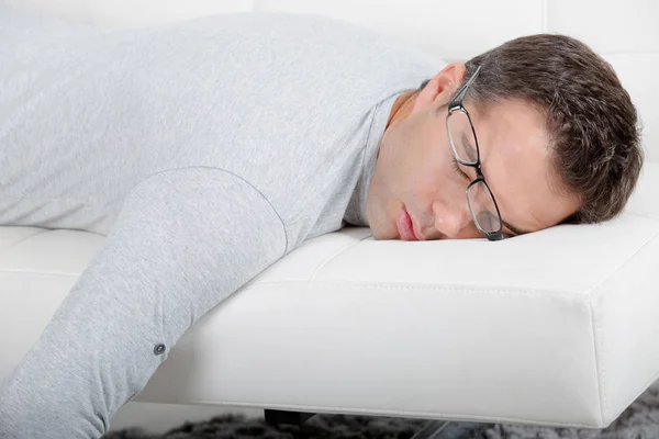 Закрыть глаза на человека, спящего на диване — стоковое фото