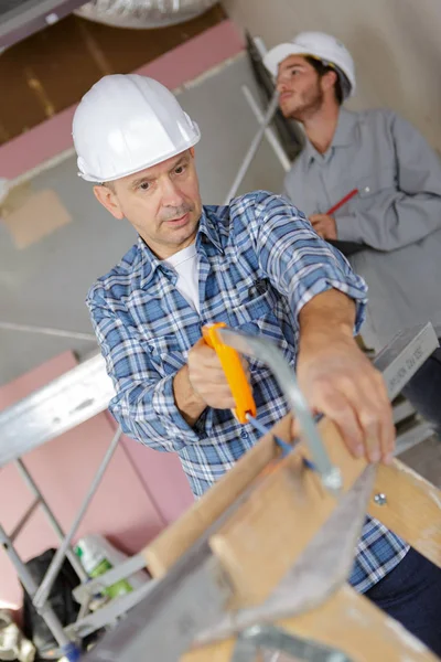 Carpenter vágás ház tető támogatja az építési telek — Stock Fotó