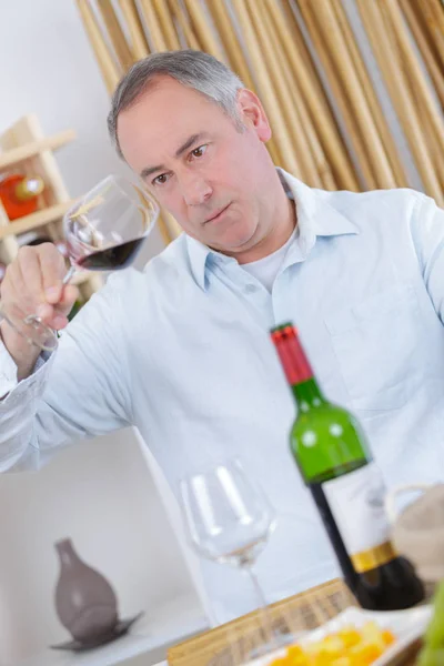 Homem de meia-idade degustação de vinho — Fotografia de Stock