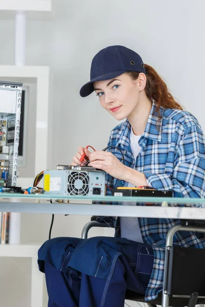 Женщина чинит компьютер на работе — стоковое фото