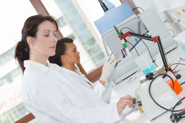 Tudós nő a laboratóriumi köpeny — Stock Fotó