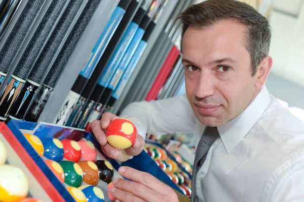 Homem sério prepara bolas para o início do jogo bilhar — Fotografia de Stock