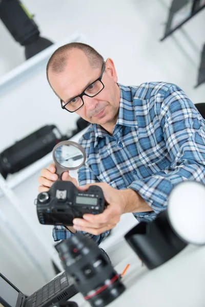Технік, який вивчає і ремонтує камеру dslr — стокове фото