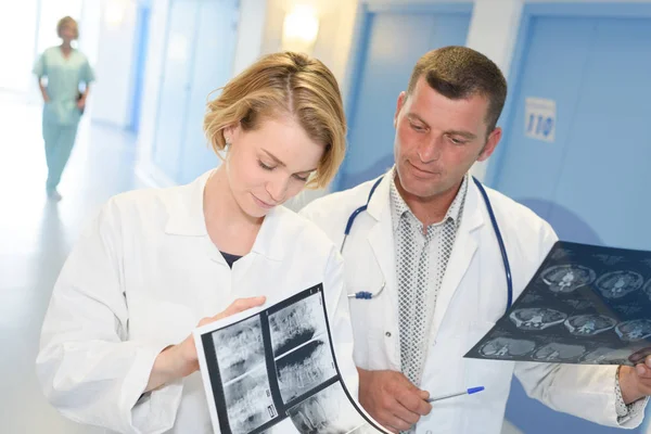 Два врача смотрят на рентген — стоковое фото