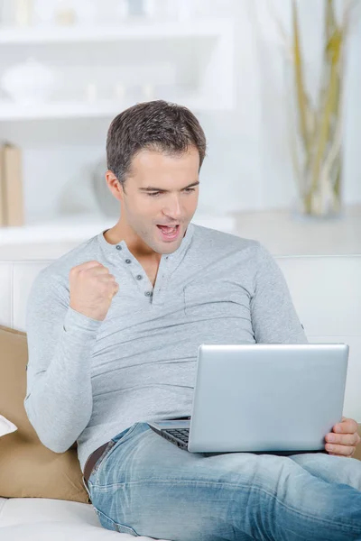 Hombre feliz con portátil — Foto de Stock