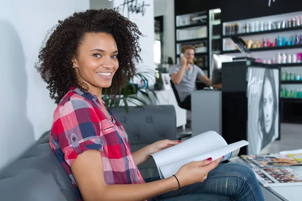 Attractive girl is waiting for hairdresser in beauty shop — Stock Photo, Image