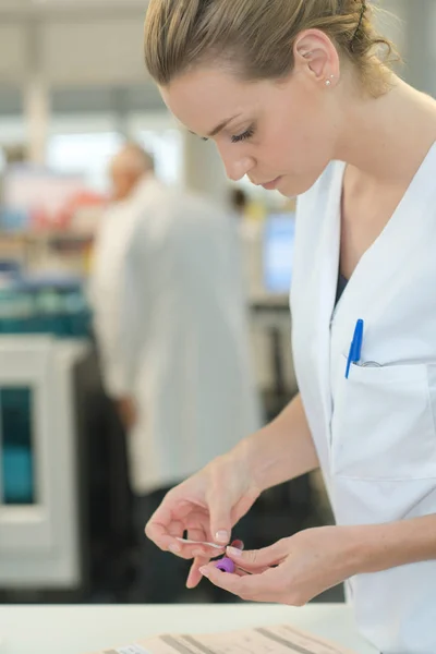 Mulher trabalhando em um laboratório no hospital — Fotografia de Stock