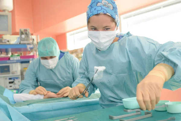 Dois cirurgiões na sala de cirurgia — Fotografia de Stock