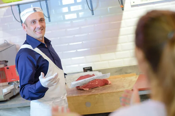 Carnicero cortar carne para el cliente —  Fotos de Stock