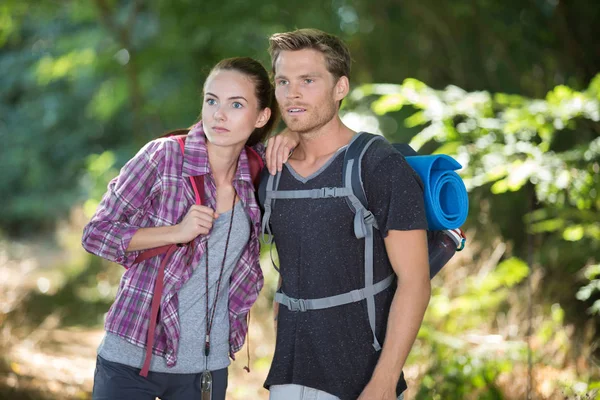 Couple hiking and looking surprised — Stock Photo, Image