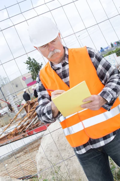 Будівельний менеджер стоїть на будівельному майданчику — стокове фото