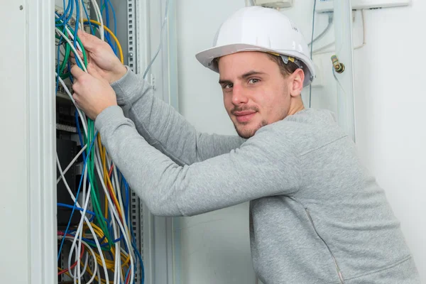 Un homme travaillant sur le fil électrique — Photo