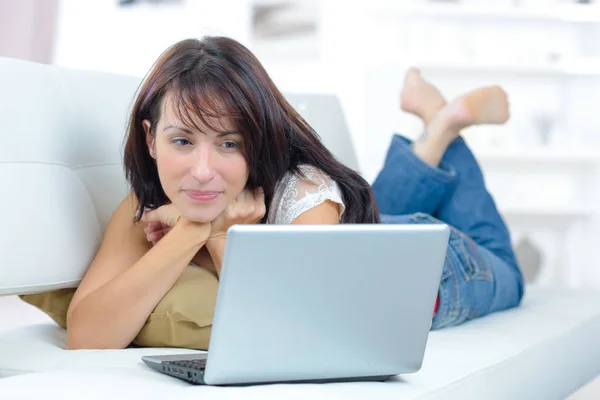 Kvinna med laptop på soffa — Stockfoto