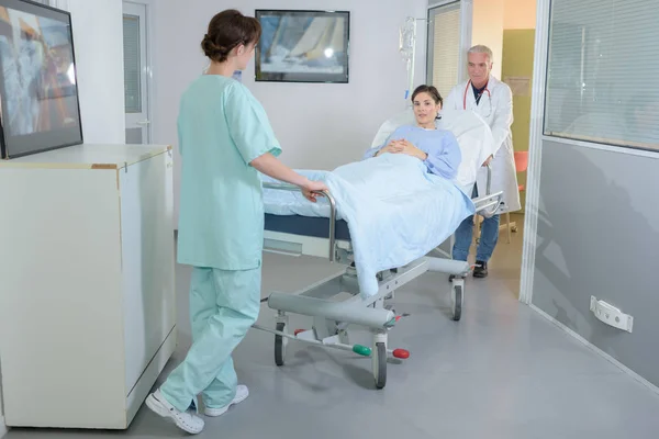 Arzt und Krankenschwester übersetzen einen Patienten — Stockfoto