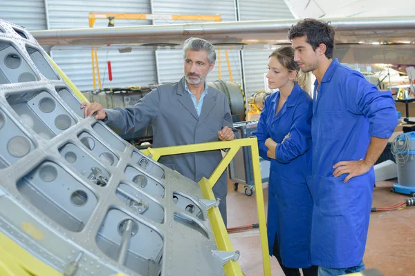 Apprentices with professional metallurgist — Stock Photo, Image