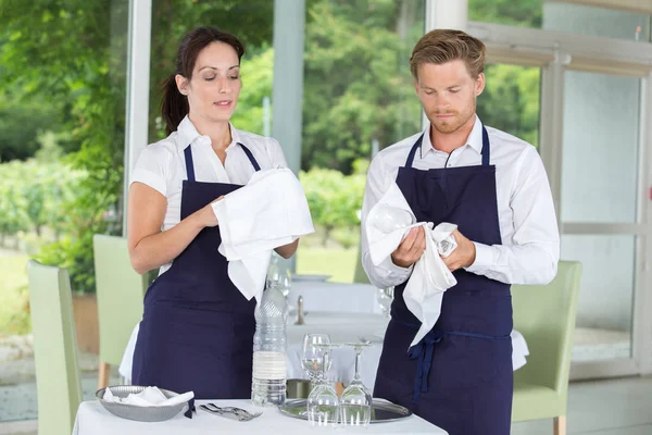 Personal del restaurante limpieza copas de vino — Foto de Stock