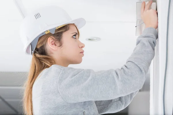 Jonge vrouw doet diy met een helm — Stockfoto