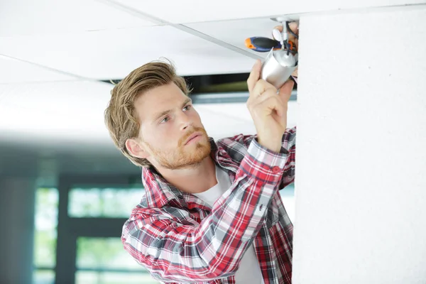 Elektriker verkabelt einen Neubau — Stockfoto