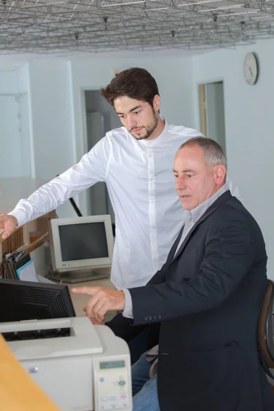 Homem aprendendo a usar uma impressora — Fotografia de Stock