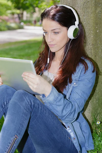 屋外のタブレットで若い美しい笑顔の女性 — ストック写真