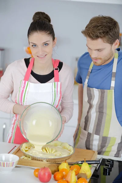 Güzel genç çift bir pasta pişirme — Stok fotoğraf