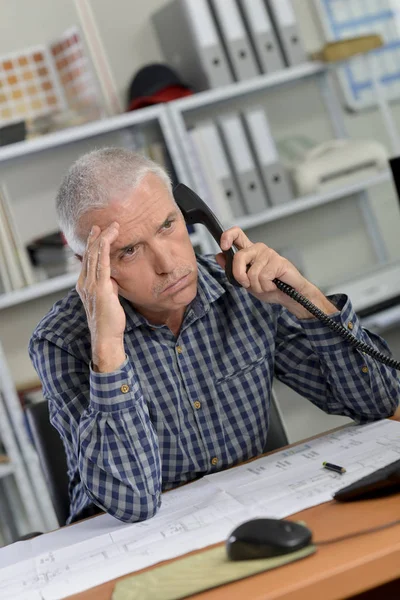 Echt irritant klant aan de telefoon — Stockfoto