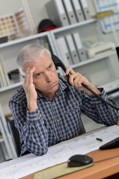 Wirklich nerviger Kunde am Telefon — Stockfoto