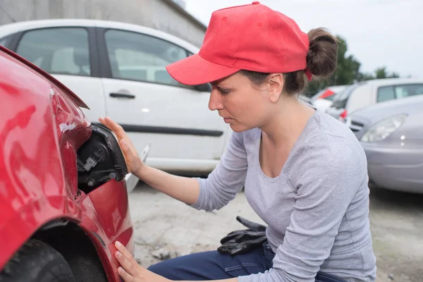 Coachbuilding Stationstekniker arbetar bilen i Verkstan gård — Stockfoto