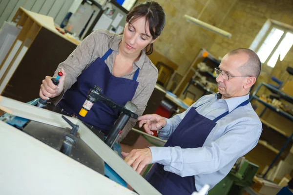 Metallurgie werknemers in werkplaats — Stockfoto