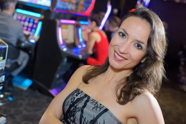 Mujer en el casino al lado de una máquina tragaperras —  Fotos de Stock