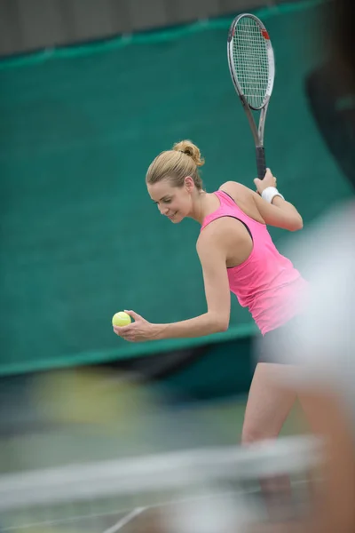 Genç güzel kadın tenis oynamaya — Stok fotoğraf