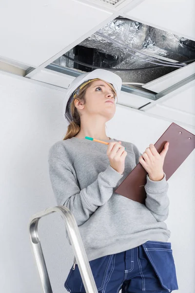 Строительный инспектор проверяет потолок — стоковое фото