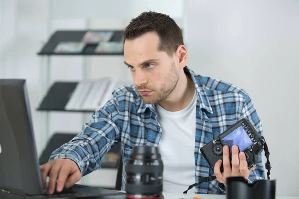 Techniker repariert kaputte Digitalkamera — Stockfoto