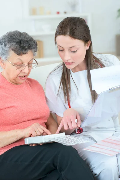 Pielęgniarka w domu Odwiedź pomoc stara kobieta po leczeniu — Zdjęcie stockowe