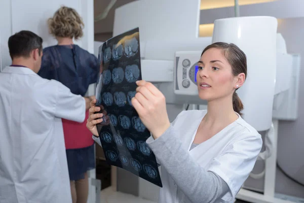 Selbstbewusster Radiologe analysiert Röntgenbild des Patienten — Stockfoto