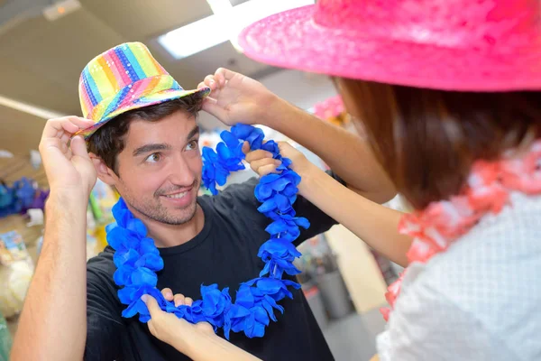 Casal experimentando acessórios de vestido fantasia — Fotografia de Stock