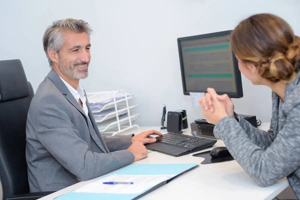 Uomo e donna alla scrivania dell'ufficio — Foto Stock