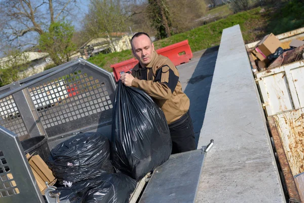 Συλλογή απορριφθέντων στοιχείων φόρτωση σακούλα σκουπιδιών σε φορτηγό — Φωτογραφία Αρχείου