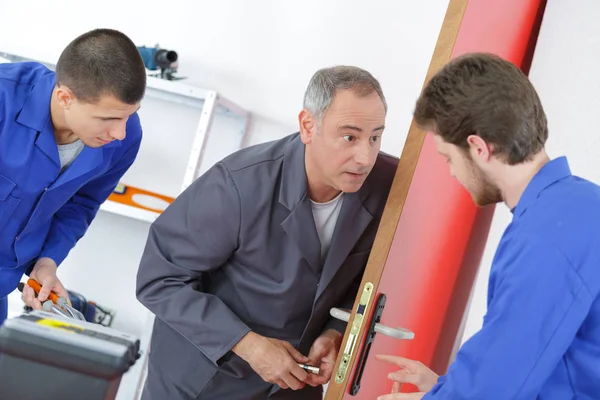 Schlosserschüler lernen in Werkstatt — Stockfoto