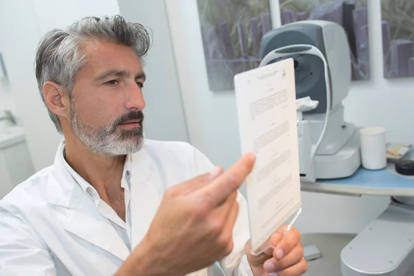 Médico verificando os resultados dos exames médicos — Fotografia de Stock